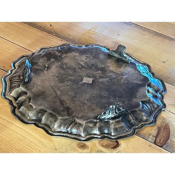 Leonard Silverplate Footed Round Serving Tray. Scalloped Edge. Floral pattern. - Picture 4 of 6